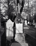 813637 Afbeelding van de staande grafsteen op het familiegraf van Joh.G. Rencker op de 1e Algemene Begraafplaats ...